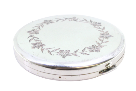 Caixa de toilette em prata com motivos florais gravados na tampa com espelho interior e base guilhochada.